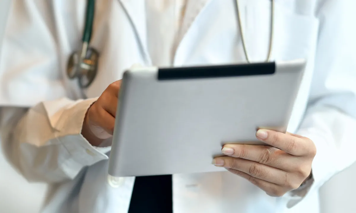 Arquitetura de Gêmeos Digitais e Modelos Multimodais em Hospitais: Implementação Técnica e Desafios Operacionais