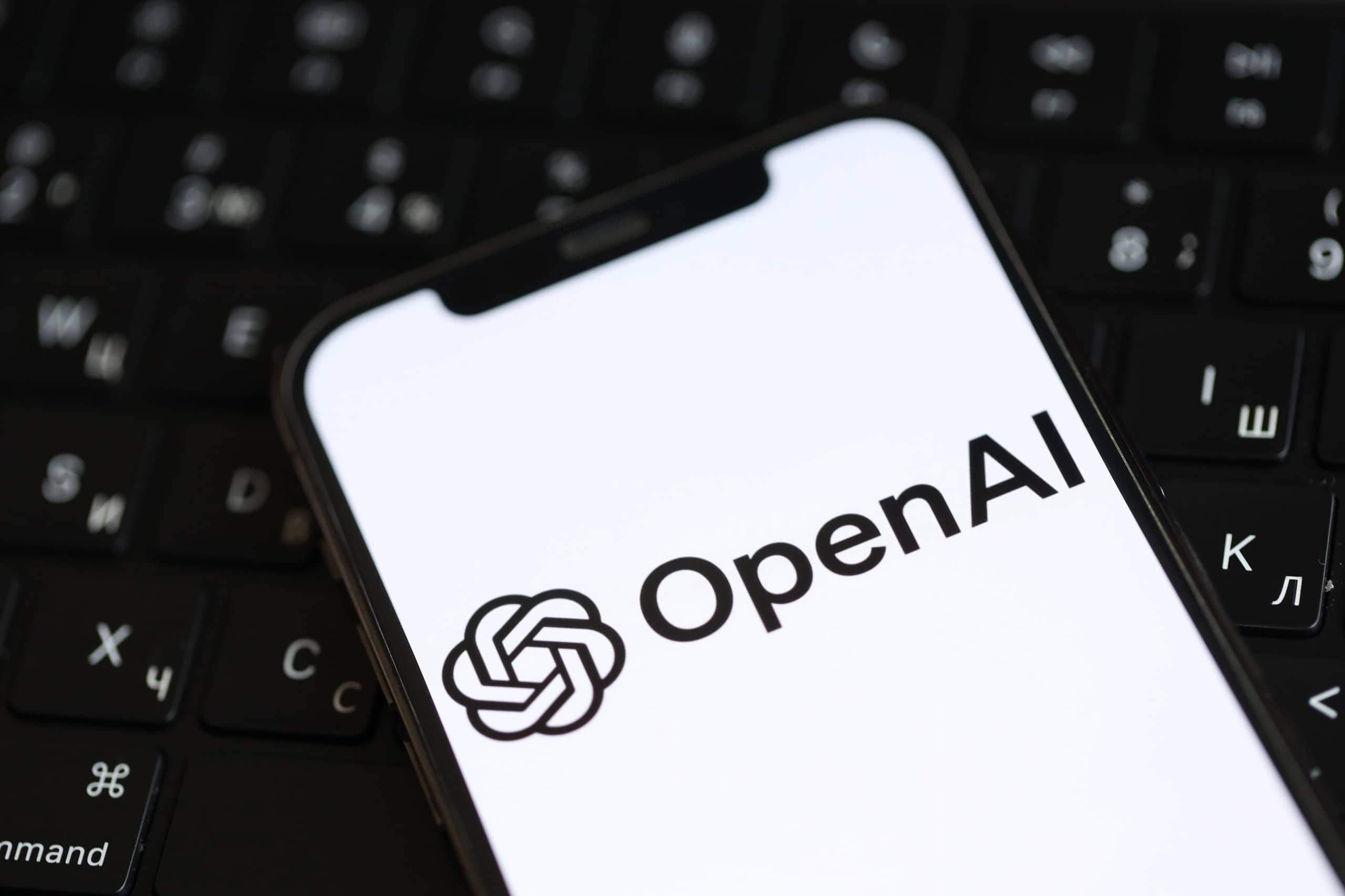 Investimento da OpenAI em requalificação: análise técnica e lições para produtos de IA